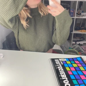 Militärgrön sweatshirt - Säljer denna militärgröna sweatshirten då de är storrensning. Bra skick, storlek M men skulle säga mer XS-S