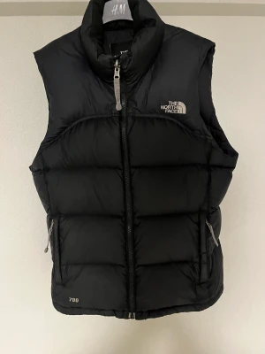 North Face Väst, storlek-S - Välbehållen dunväst från The North Face. Bra skick, kvalitet och bra passform.  Alla bud är välkomna! 
