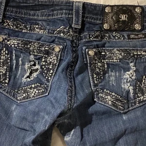 Lågmidjade bootcut jeans, Missme - Ascoola lågmidjade bootcut jeans från miss me! Köpt begagnade men aldrig använda av mig. Förstärkta i grenen (skriv privat för bilder). Hör av er vid frågor 💗 direkt pris: 500