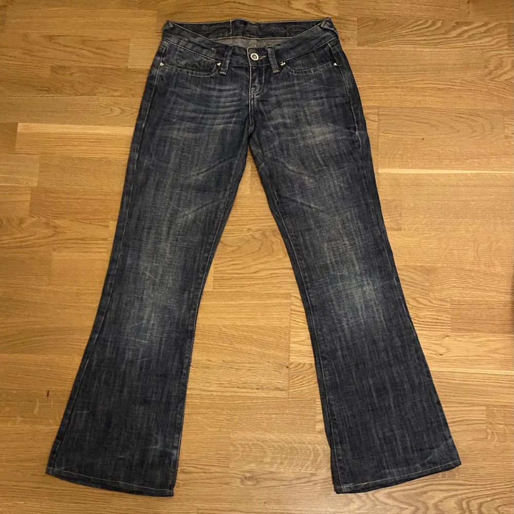 Jätte snygga lågmidjade utsvängda jeans med as coola fickor, köpte second hand men tyvärr för små för mig. Står storlek 26, midjemått: 34 cm rakt över, innerbeneslängd: 71 cm. 💓. Jeans & Byxor.