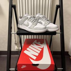 Dunk Low Greyfog  Storlek: 41 Skick: DS (helt nya) Pris: 1399kr  Allting medföljer   Fraktas via postnord eller meet up i Halland. Har du frågor? Tveka inte vid att kontakta mig