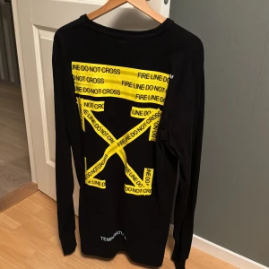 Off-white tröja ”Do not cross” - Har användt den Max 3 ggr tvättad en gång. Den hängande labeln är av klippt men finns kvar likaså med original förpackning.
