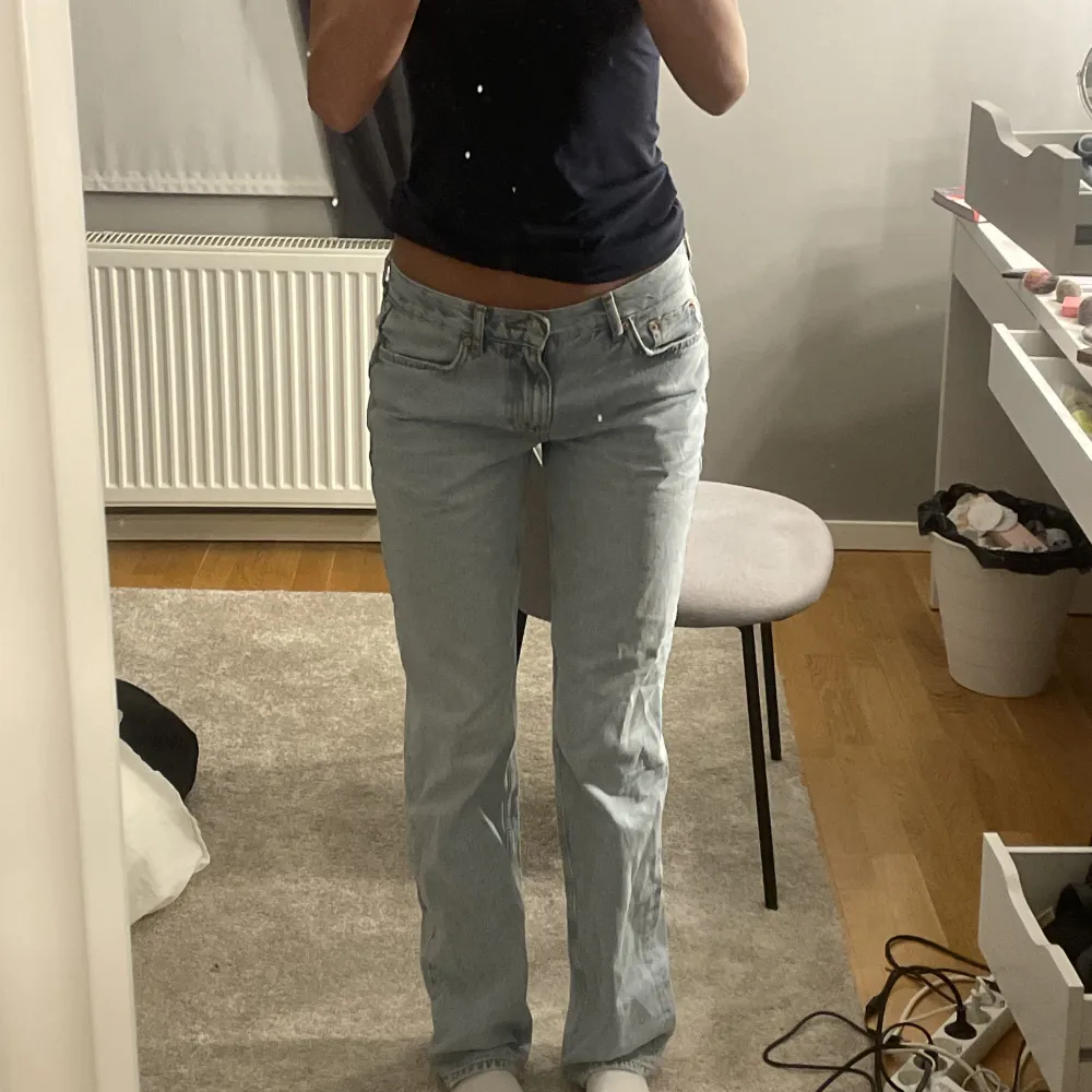 Lågmidjade blåa raka jeans, jättefin passform och använda max 5 gånger så dom är som nya💓priset kan diskuteras . Jeans & Byxor.