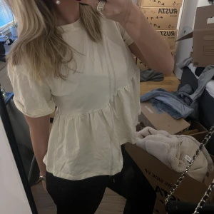 Blus - En blus från berschka!  Jätte söt och passar till allt! 