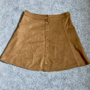 Supersnygg brun kjol, perfekt nu i höst och vinter. Kjolen är från Grunt, passar XS. 