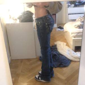 Säljer dessa jätte fina miss me jeansen som är i bootcut, ordinarie pris 2100