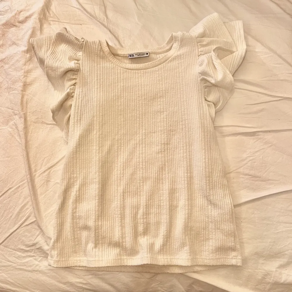 Säljer denna fina tröja från zara som endast använts 2 gånger. Tröjan säljs inte, men nypris låg på ungefär 350. Tvättar innan jag postar och postar oftast väldigt snabbt! 🩷Skriv för fler frågor. T-shirts.