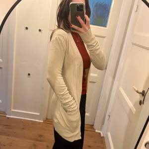 Soft beige cardigan with front pockets 