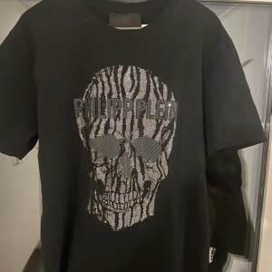 Philipp plein tröja - Lite väll mycket paljetter för mig men en väldigt fin o cool tröja Vid smidig affär kan priset diskuteras mvh Hjalmar 