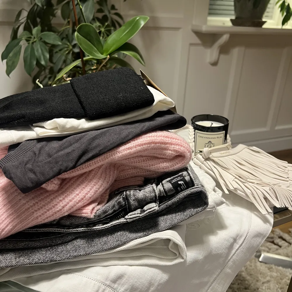 Fint klädpaket fr flera märken! Två t-shirts från Kappahl, magtröja. 2 jeans från new yorker, rosa tröja från nelly( NLY ), HELT NY mössa från pieces med prislapp (nypris 100kr) väska från H&M. Passar mellan 9-13 år! Tröjan passar även större.Skriv frågor. Tröjor & Koftor.