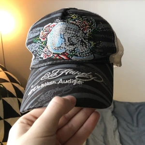 Ed hardy keps - As fet ed hardy keps me rhinestones  Skriv om du har frågor