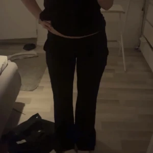 Lågmidjade kostymbyxor - Lågmidjade kostymbyxor från BikBok. Storlek 34 petite och dem är i fint skick.  