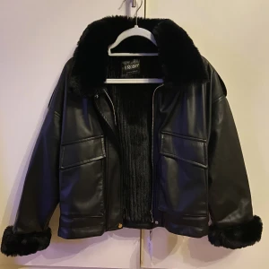 Skinnjacka - Hej!  Jag säljer en skinjacka för 1350kr. Jag har aldrig använt den här jackan och ni kan se i första bilen att prislappen fortfarande är på. Man blir varm och passar perfekt inför vintern  OBS (ni står för frakten)  Kontakta mig vid fler frågor