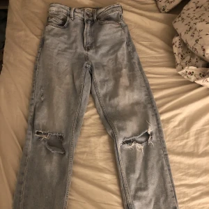 Blå jeans - Säljer dessa jeansen men hål i knäna pågrund av att dom blivit för små. Sitter så fint och är perfekt längd för mig som är 164cm lång. 