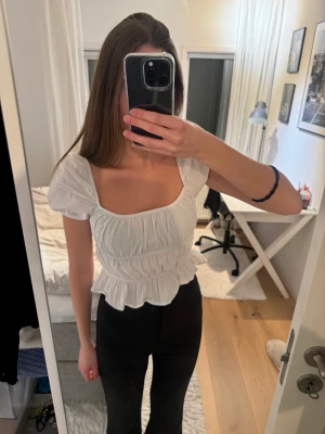 Topp - Vit topp från Bershka i storlek S. Bra skick 