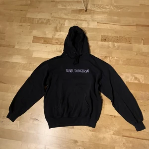 Sour solution hoodie - En schysst hoodie av sour solution med en boxy fit. Str M, men den är kort i längden. Den är i bra skick. Säljer pågrund av att den är för liten för mig.