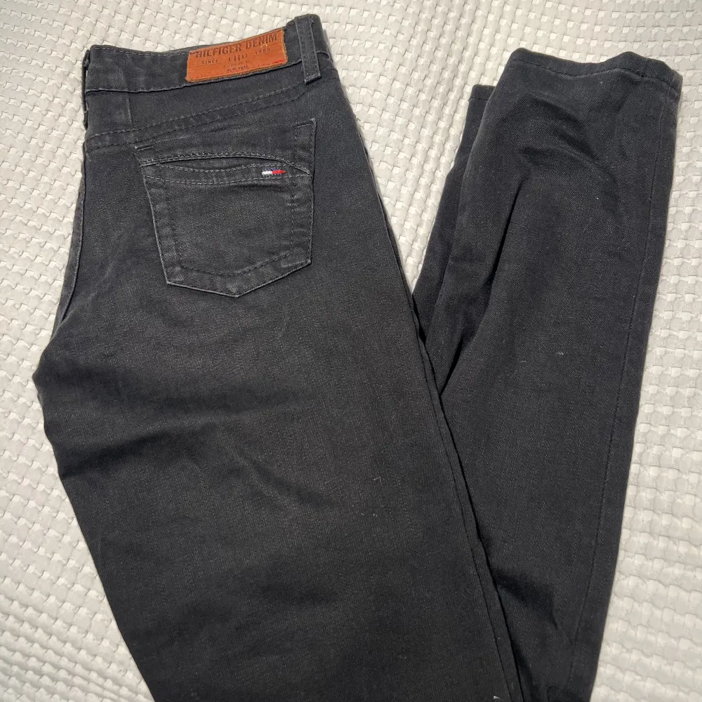 Säljer mina oanvända jeans från Tommy Hilfiger som bara legat i gareroben pga fel storlek, byxorna är lågmidjade. Jeans & Byxor.