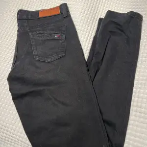 Säljer mina oanvända jeans från Tommy Hilfiger som bara legat i gareroben pga fel storlek, byxorna är lågmidjade