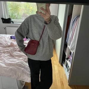 Röd väska - Röd väska! Söndeigt blixtlås se sista bilden 