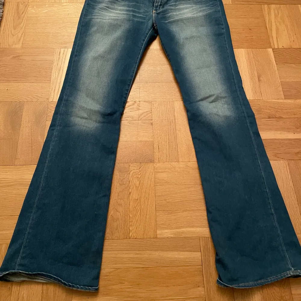 Supersköna stretchiga bootcut Wranglerjeans. Storlek waist 33/ length 34. Mått ca 45 cm tvärsöver vid midjan, innerben 85 cm.. Jeans & Byxor.