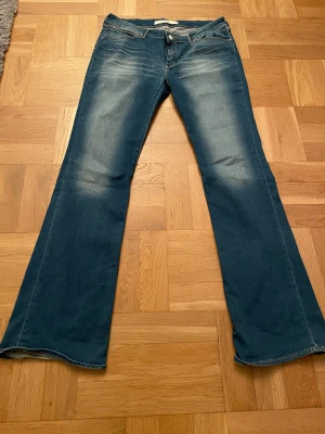 Wrangler bootcut medium waist 33/34 - Supersköna stretchiga bootcut Wranglerjeans. Storlek waist 33/ length 34. Mått ca 45 cm tvärsöver vid midjan, innerben 85 cm.
