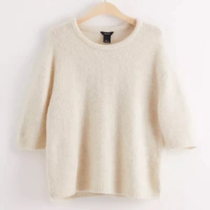 Stickad t shirt Lindex  - Beige stickad t shirt från Lindex! Helt slutsåld ❤️ köpt för 500kr❣️ använd få gånger och säljer för att den längre inte kommer till användning 🤩