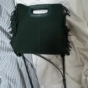 Säljer min mörk gröna make väska för den inte kommer till användning längre. Den är som ny. Den är inte sliten. Väldigt fint skick. Priset går att förhandlas