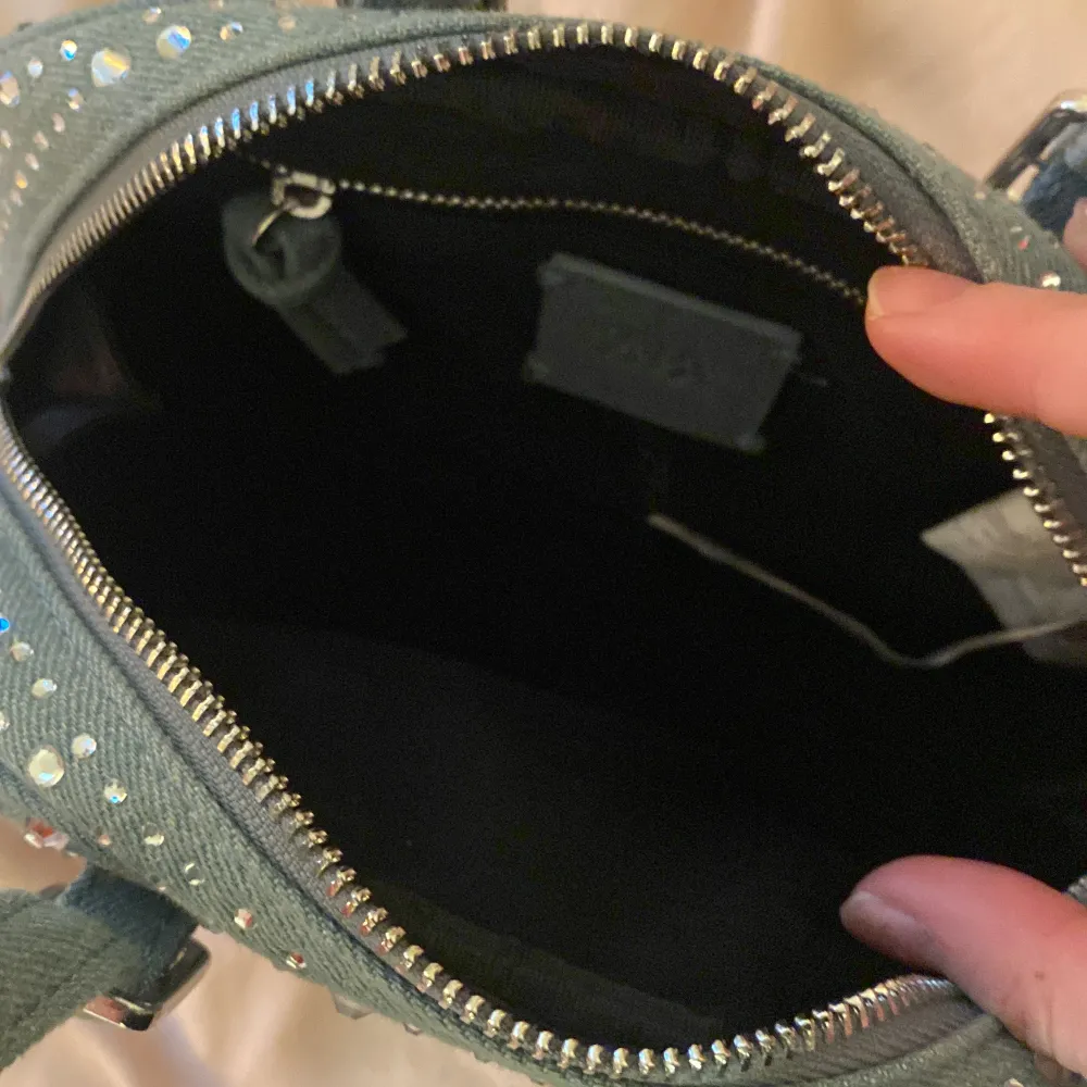 ✨💙Liten glitter handväska ifrån zara använt 2 gånger, inga defekter. Säljer pga ingen användning💙✨ säljs direkt för 500. Väskor.