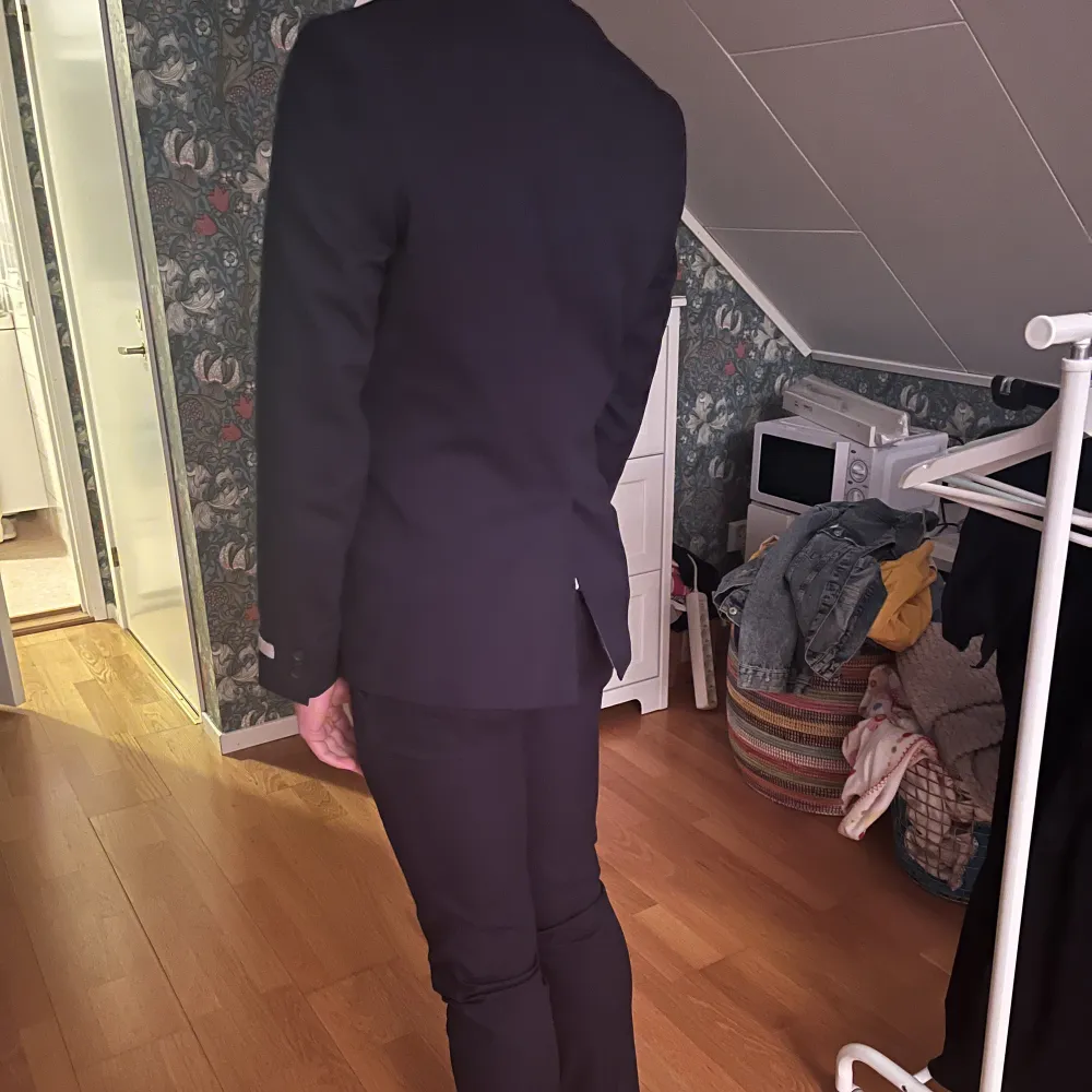 Supersnygg kostym från märket Viggo, den har blivit för liten för min bror så jag hjälper honom att sälja den! Lägg ett prisförslag! Både kostymen och skjortan under säljs. Kostymen är i storlek 30 R. 1000kr för både kostymen och skjortan.. Kostymer.
