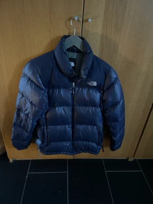 North face jacka - Strl M, i bra skick. Säljes för 500 + frakt. Kan gå ner i pris vid snabb affär. 