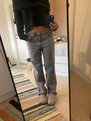 Lågmidjade grå boyfriend-jeans - Grå jeans med låg midja. Är i storlek 40 egentligen, men på storlek xs-s/34-36 så sitter de löst på höften. Midjemått 80cm, innerbenslängd 75cm.