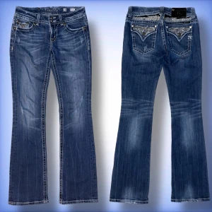 Miss me jeans - Ett par fina lågmidjade bootcut miss me jeans med en unik design, runt midjan är det vingar i diamanter 💎 Hör av dig om du har frågor eller vill se defekter!