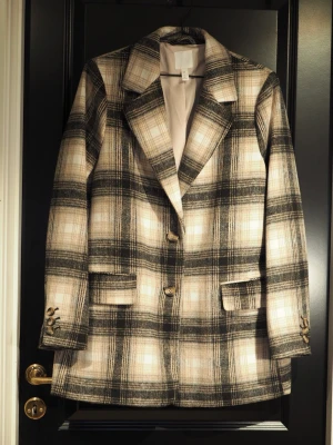 Kort kappa H&M - Kort kavajkappa från H&M i storlek 44, helt i nyskick då den aldrig blivit använd