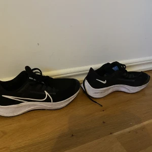 Nike air zoom Pegasus 38 Löparskor - Säljer dessa Nike skor eftersom dom Säljer dom för dom har växt ur mig jag köpte dom för ca 1200kr för typ två år sedan. Storleken är 39.
