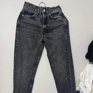 Jeans från Gina tricot med slits. Köpta i våras och då bara blivit använda ett par gånger så finns inga skador eller liknande💗 Skriv för fler bilder eller frågor! Köpta nypris 599!