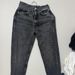 Gina trixat jeans - Jeans från Gina tricot med slits. Köpta i våras och då bara blivit använda ett par gånger så finns inga skador eller liknande💗 Skriv för fler bilder eller frågor! Köpta nypris 599!