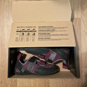 Klätterskor - Knappt använda! - Säljer ett par klätterskor som inte riktigt passar mina fötter. Är knappt använda så i superfint skick, nästan som nya! Nypris 1000 kr. Öppen för prisförslag vid snabb affär :-)