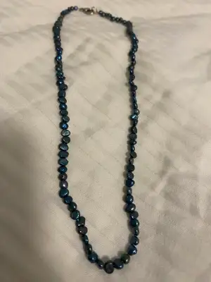 Vintage halsband av mörkblå stenar
