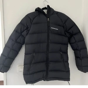 Vinter jacka - säljer min vinter jacka då jag vill köpa en ny, bra skick å använd en vinter, skriv för mer bilder💓(pris går diskutera)