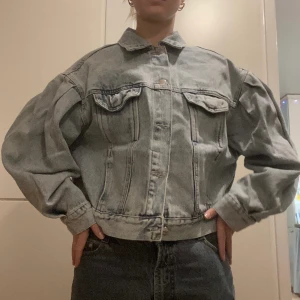 Croppad jeansjacka - Skit snygg, jag är S