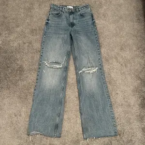 Slitna långa jeans, de är lite breda, nästan som mom Jeans. Inga skador förutom fläckar längst ner som inte försvinner i tvätten. Använd ett antal gånger 
