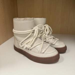 Fina och unika Inuikii skor som är perfekta nu till vintern. Skorna är sparsamt använda en vinter och är i mycket bra skick. Hör av dig för eventuella frågor eller bilder! 🩷🫶🏼