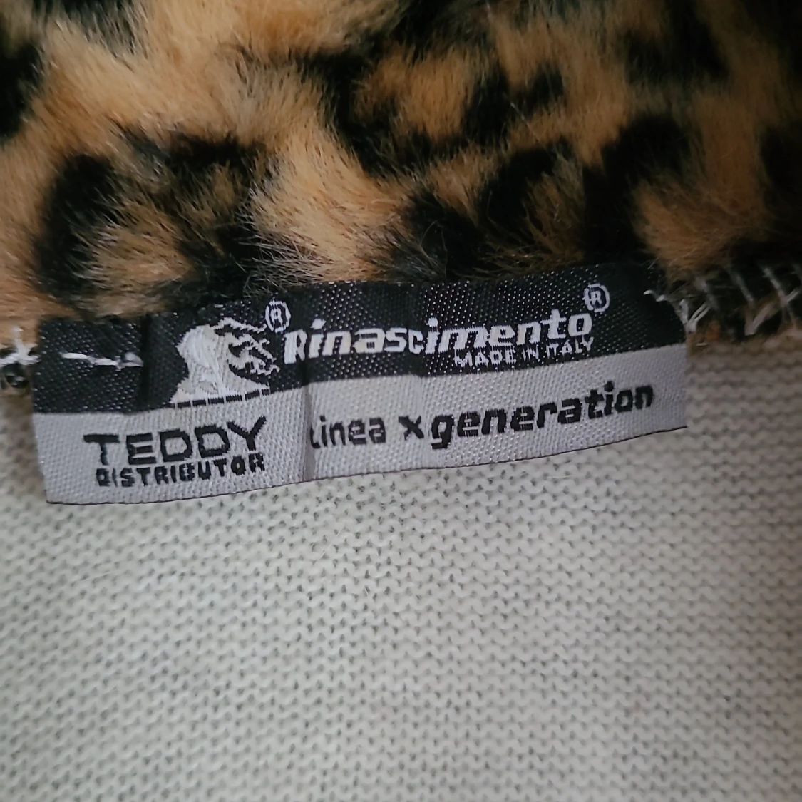 Kofta i ull med leopardkrage och muddar - 91