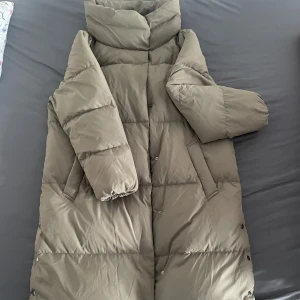 Kappahl jacka  - En jätte fin och varm jacka nu till hösten/vintern som knappt är använd, Max 2 gånger, annars har den bara legat och dammat.   Storleken är L men skulle säga mer av en M som passar mig som är ganska smal 