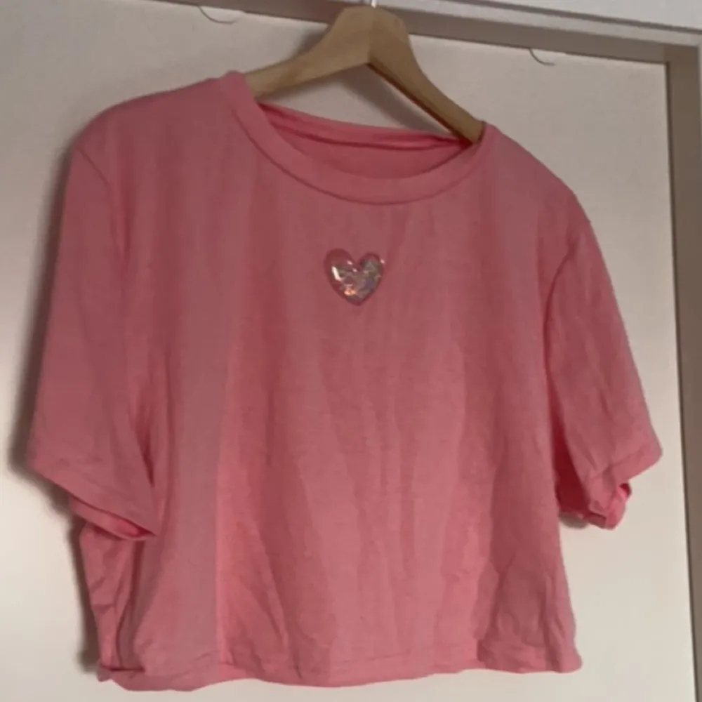 Plus size rosa cropped t-shirt med paljettdetalj. Knappt använd. T-shirts.