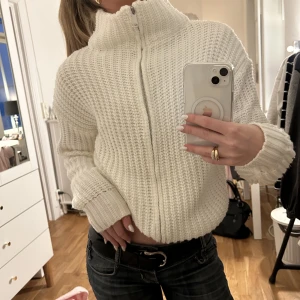 Stickad tröja  - Säljer denna underbara stickade zip-up tröjan, köpt av Alva Blomdahl♥️ köparen står för frakt, sänker priset vid snabb affär♥️