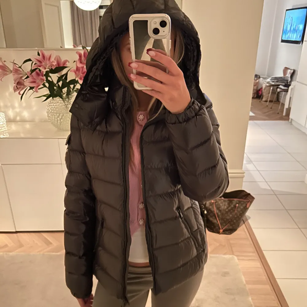 Säljer min skit snygga äkta Moncler jacka som är populär. Den är i storlek 2 (motsvarar en S). Nypris ca 15 000 kr. Den är endast använd lite förra vintern, men har inga slitningar alls. . Jackor.