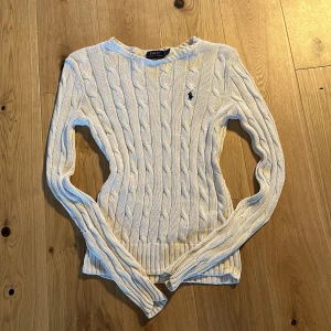 ralph lauren tröja - Köpt för ca 900, pris kan diskuteras. Perfekt för vintern då den är varm och skönt material! Jag står för fraktpriset