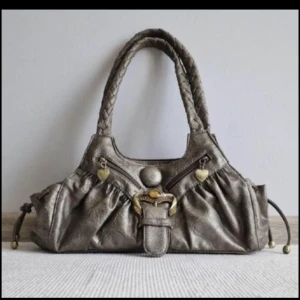 *lånade bilder* Vinatage väska  - Vintage väska i guld färg i perfekt skick förutom en pärla som har ramlat av (därav priset). Skriv för flera bilder eller frågor!