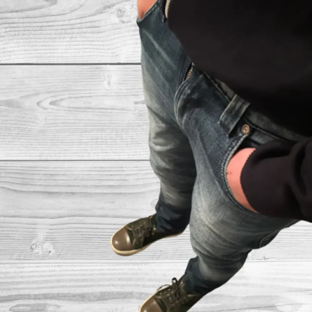 Ett par snygga nudie jeans.  Skicket är 9/10 då det inte finns några stora defekter. Hör av er vid frågor och funderingar!!. Jeans & Byxor.